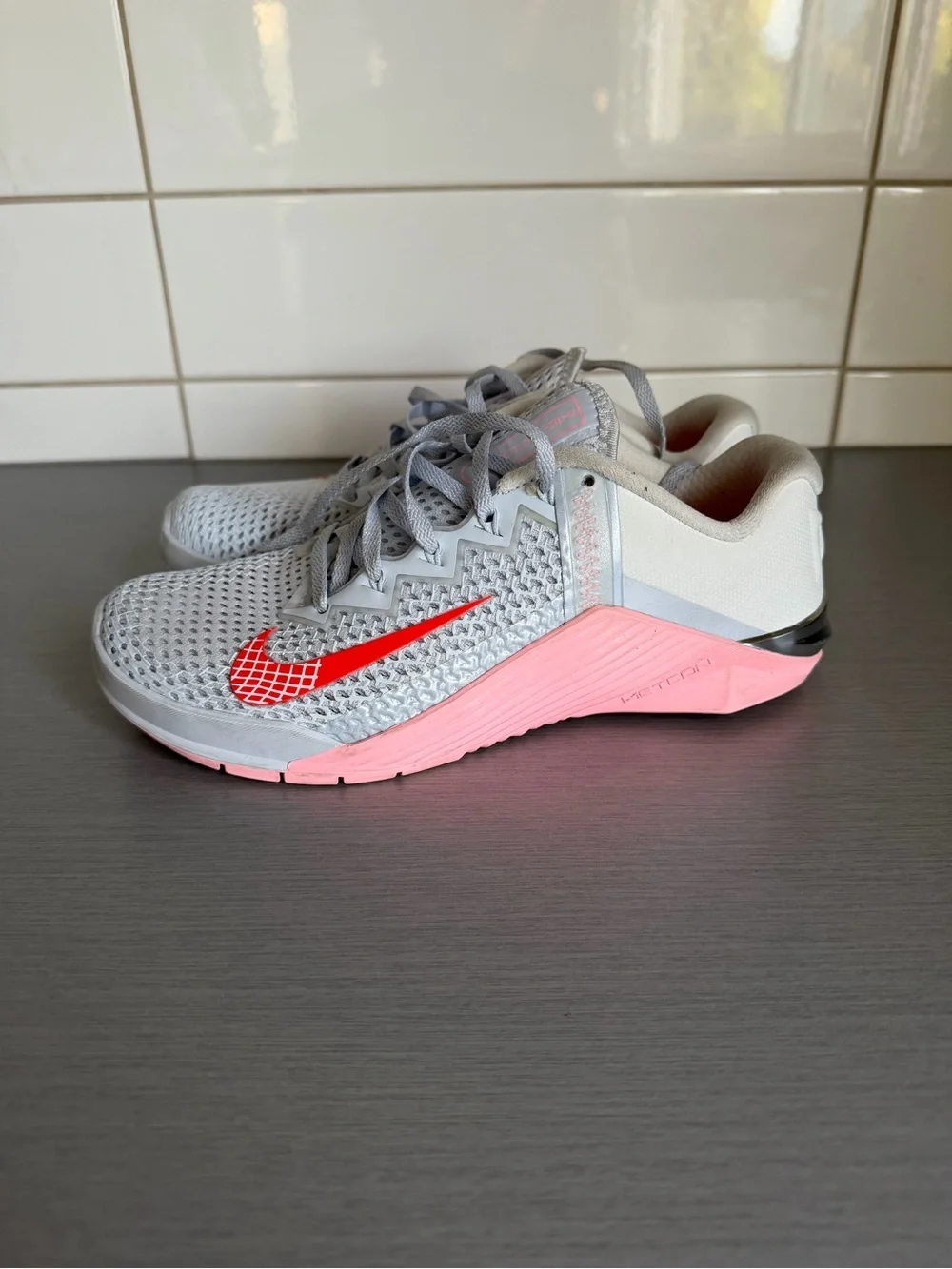 Nike Metcon 6 Grey & Pink Training Shoes with Red Swoosh - Picture 4 of 7